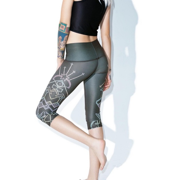 teeki Pants - Teeki Seven Crowns Capris teeki Pants - Teeki Seven Crowns Capris
